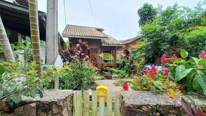 Casa de tijolos à vista de 2 pavimentos com 2 quartos na Costa de Cima - Pântano do Sul -