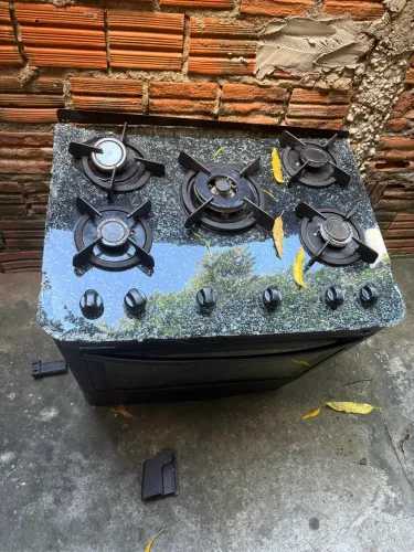Fogão quebrado a vidro, funcionando forno e as bocas.