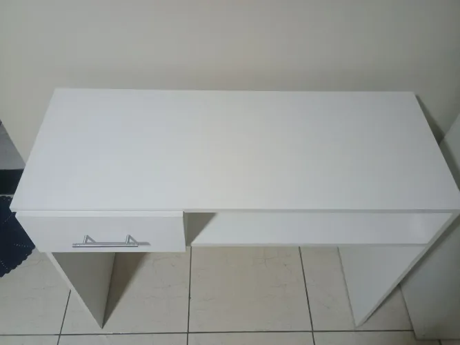 Mesa com gaveta muito uso