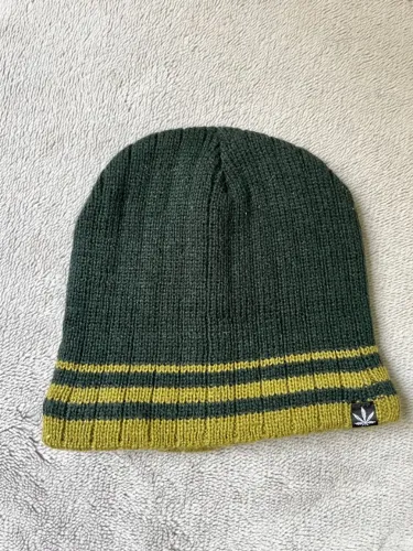 touca de inverno verde com detalhes amarelos