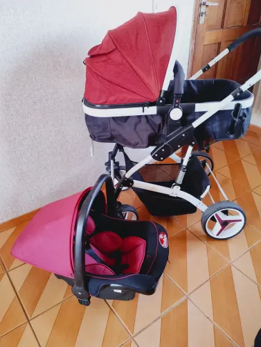 Carrinho Moisés com bebê conforto