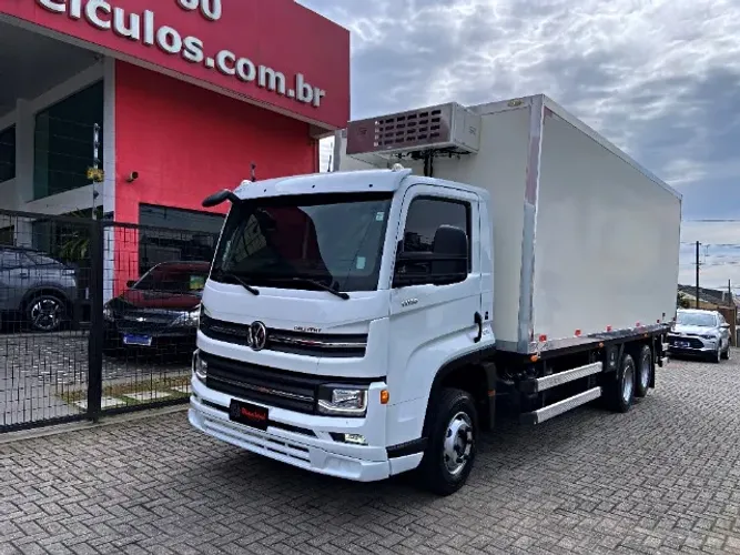 13-180 EQUIPADO COM BAÚ REFRIGERADO ATÉ -10 DE 6,00M
