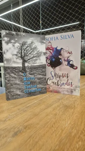 Kit de Livros "O Morro dos Ventos Uivantes + Sorrisos Quebrados" - Ótimo Estado, Seminovo 