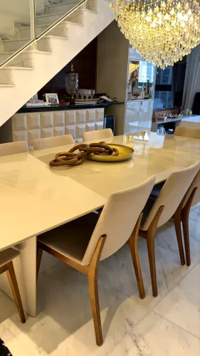 Conjunto com 8 Cadeiras Estofadas em Linho Bege com Base em Madeira