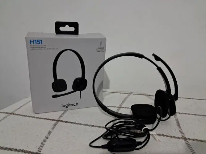 Vende -se Hedset Logitech H151 um está na caixa o outro está fora .