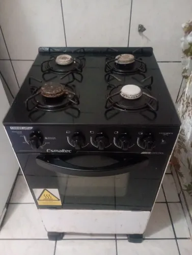 Vende-se um fogão usado de vidro em cima