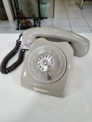 Antigo telefone de linha