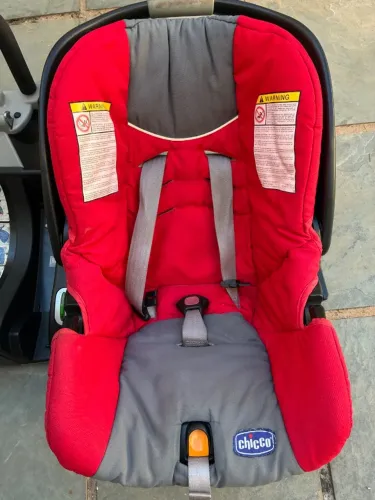 Bebê conforto com base para carro