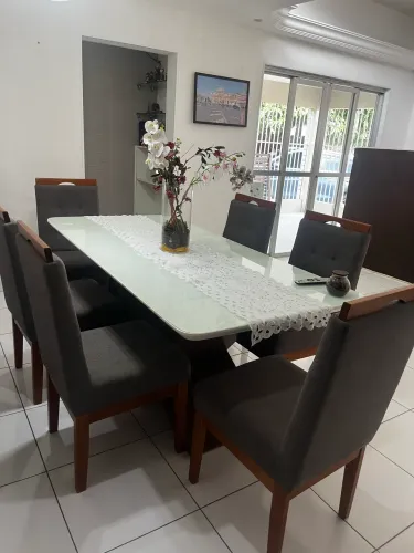 Mesa de jantar com cadeiras