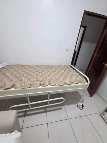 Cama hospitalar nova com colchão (uma semana de uso), mais colchão pneumático anti escaras