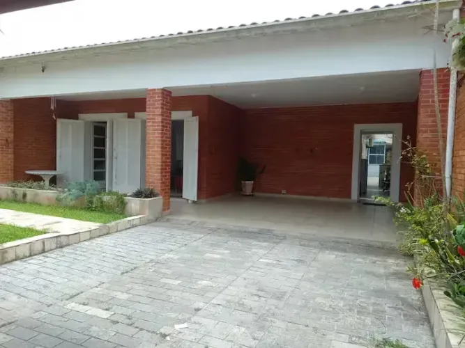Casa para venda possui 220 metros quadrados com 6 quartos em Cibratel II - Itanhaém - São
