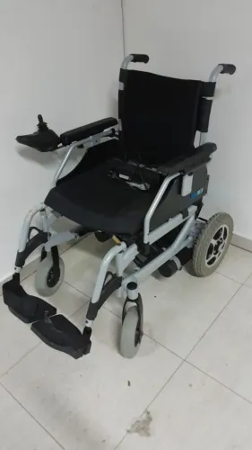 Cadeira de roda motorizada 