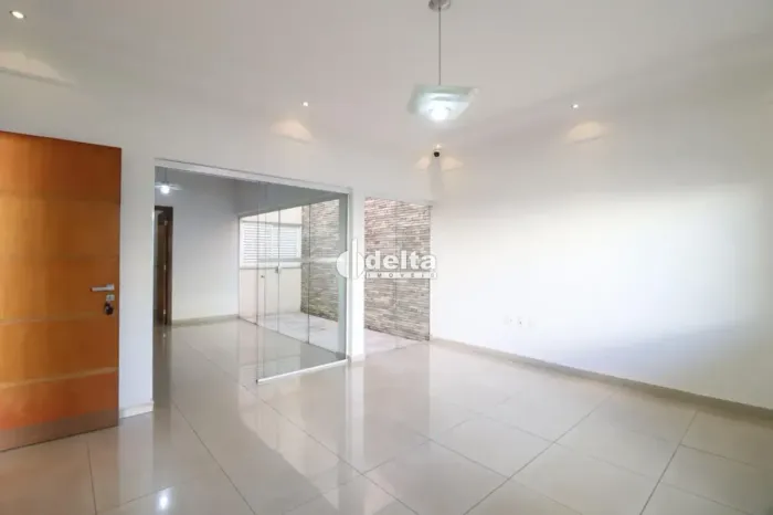 Casa com 4 quartos disponível para Locação no bairro Brasil em Uberlândia-MG