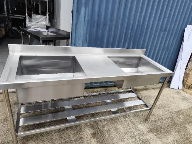 Pia dupla em inox 2 bojos 1,80×0,60×0,90 m com prateleira