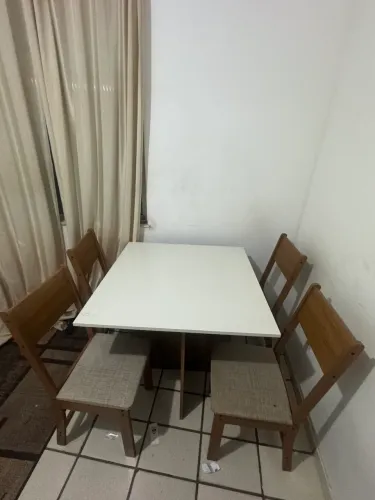 Vendo mesa 4 lugares de madeira