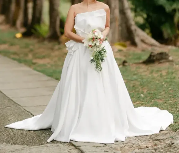 Vestido de Noiva - Clássico/Moderno (com véu e anágua)