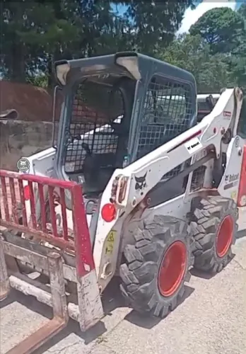 Mini Carregadeira Bobcat S570 joystick e pneus semi maciços 
