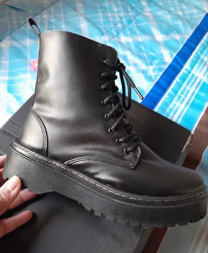 Coturno bota preta sem salto 