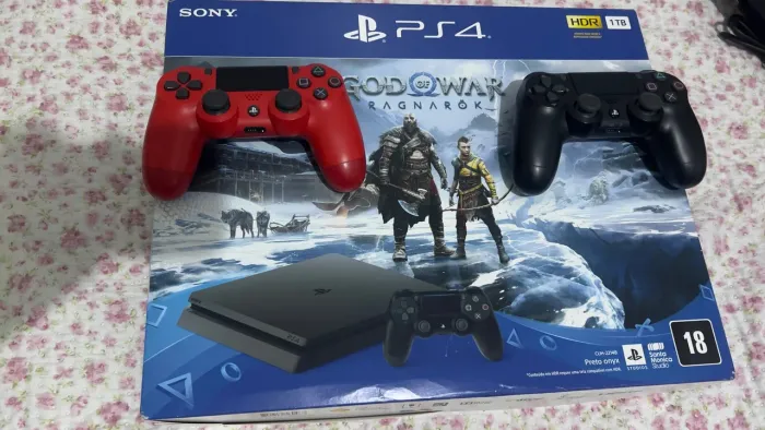 PS4 Slim 1T muito novo 2 Controles + jogos