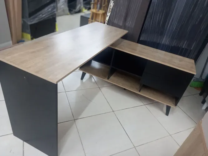 Escrivaninha nova montada 