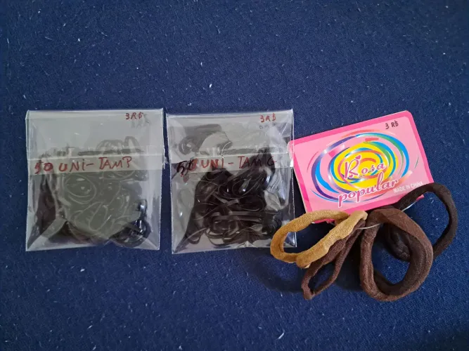 Vendo elásticos de cabelo.