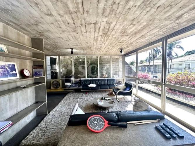 CASA NO MORUMBI E TERRENO ANEXO . PROJETO RUY OTAKE EM CONCRETO APARENTE