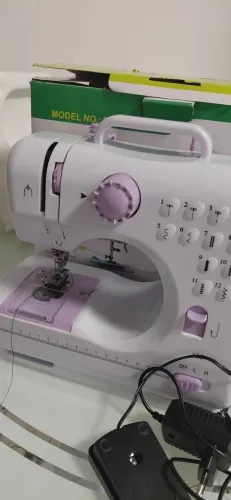 Vendo Uma Máquina de costura portátil