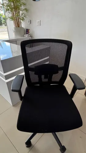 Cadeira Code TokStok Ergonômica Preta giratória para escritório