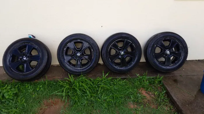 Jogo de Rodas Renault Sandero / Logan Aro 15 + Pneus 185/65
