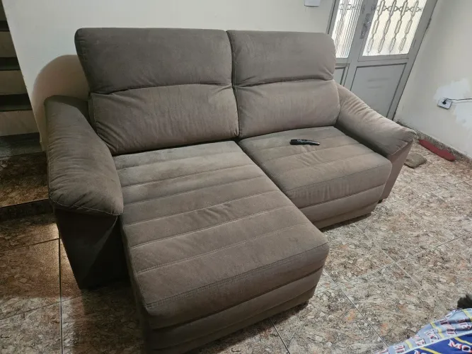 Sofá reclinável e retrátil