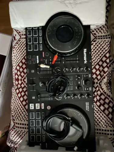 Controladora DJ 4 Decks com Displays nas Jog Wheels- Numark Mixtrack Platinum Fx