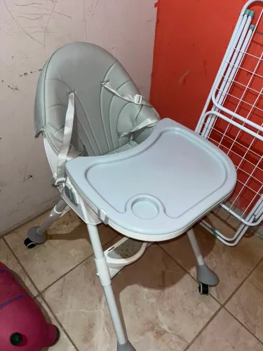 Cadeira alta para bebê comer