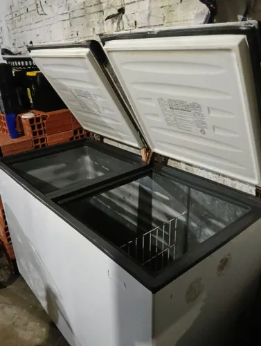 Congelador em ótimo estado de uso e funcionando 100% gelando tudo ok