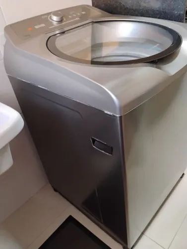 Máquina de lavar roupa Brastemp 15kg funcionando porém precisa reparos.