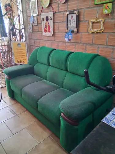 Vendo Sofá 03/ lugares R$ 300,00 e comprando ganha Poltrona.