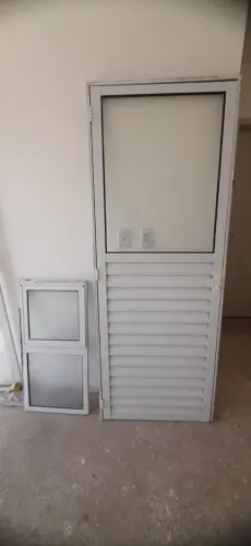 Porta do fundo mais basculhante