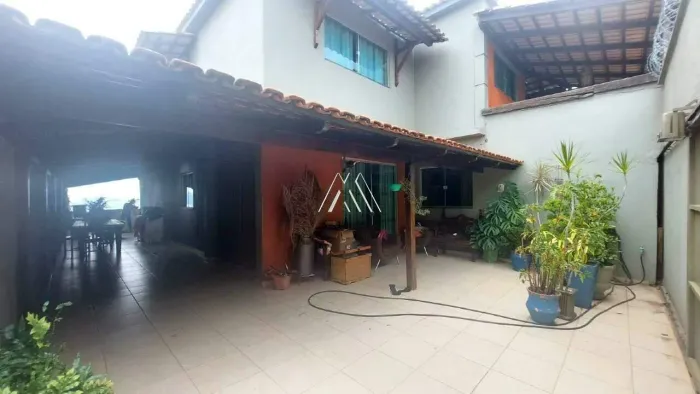 Vendo casa de dois pavimentos em Itaúna em excelente localização!
