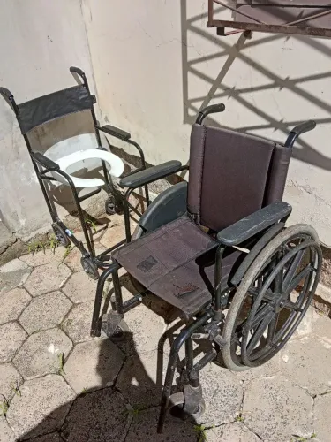 Cadeira de rodas e cadeira para banho