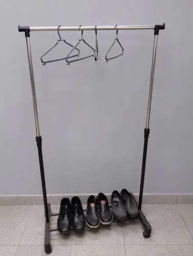 Arara de Roupas Regulável em Altura - Excelente Estado