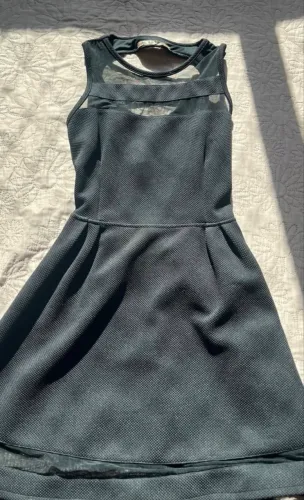 Vestido preto curto com tule