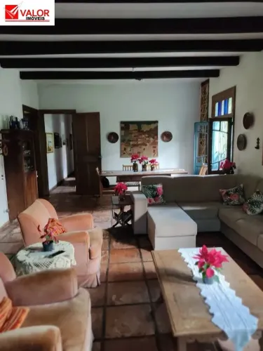 Casa térrea, espaçosa, com vários ambientes, lindas janelas com vitrais, quintal muito arb