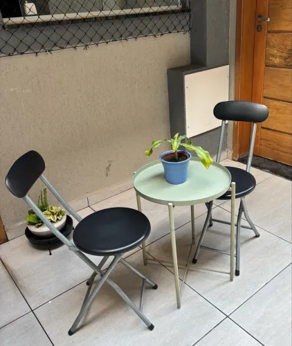 3 ITENS =Mesa redonda com duas cadeiras de abrir e fechar 