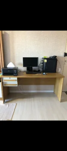 Mesa grande, com gaveteiro. 1,60cm.