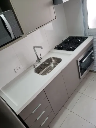 Bancada de cozinha em porcelanato ob já vai com a Cuba de inox e ralo..