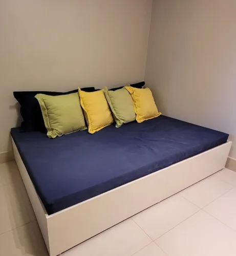 Cama base com espuma e almofadas