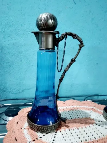 Licoreira azul, muito antiga em metal e vidro azul