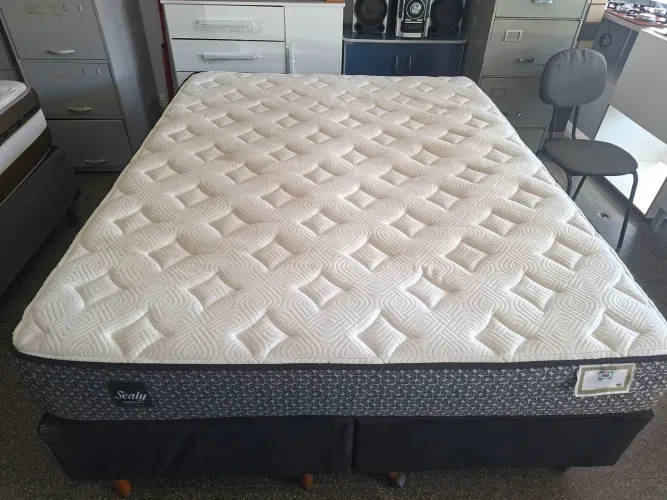 Cama box Queen size colchão sealy molas ensacadas