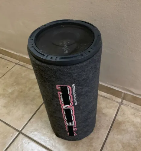 Caixa de Som Automotivo Tipo Tubo com Subwoofer revestida em Carpete (Bazuca 90S)