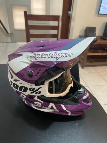 Capacete Troy Lee Designs com óculos 100%