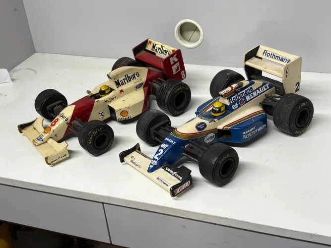 Lote 2 carro de madeira anos 90 Ayrton Senna de época